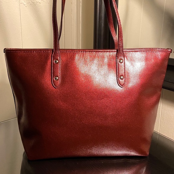 Coach - Red and Gold City Zip Tote in Metallic Crossgrain Leather - Picture 2 of 4